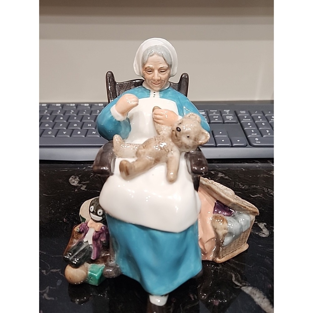 ROYAL DOULTON ENGLAND LADY FIGURINE NANNY HN 2221 COPR.‎ 1957